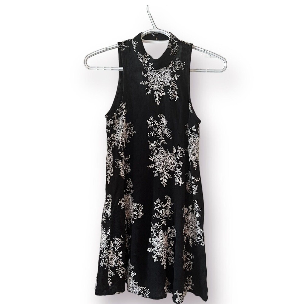 City Triangles Small Textured Floral Embroidered V Back Choker Dress Gauze 90’s